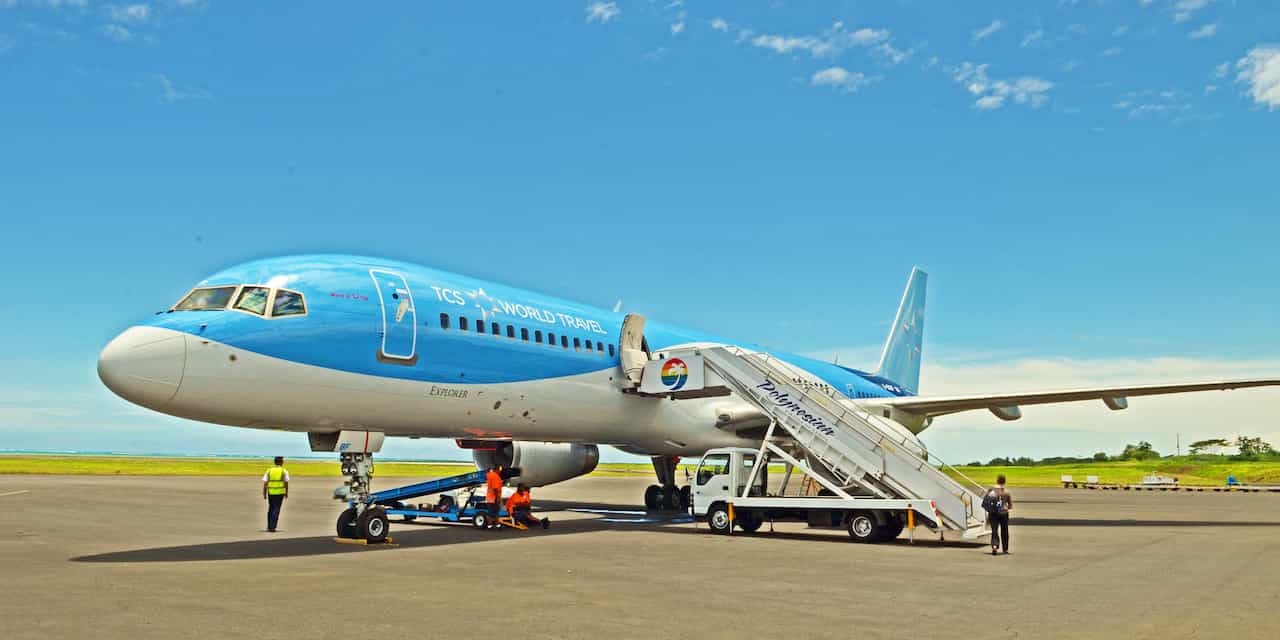 サモアの空港に駐機する航空機