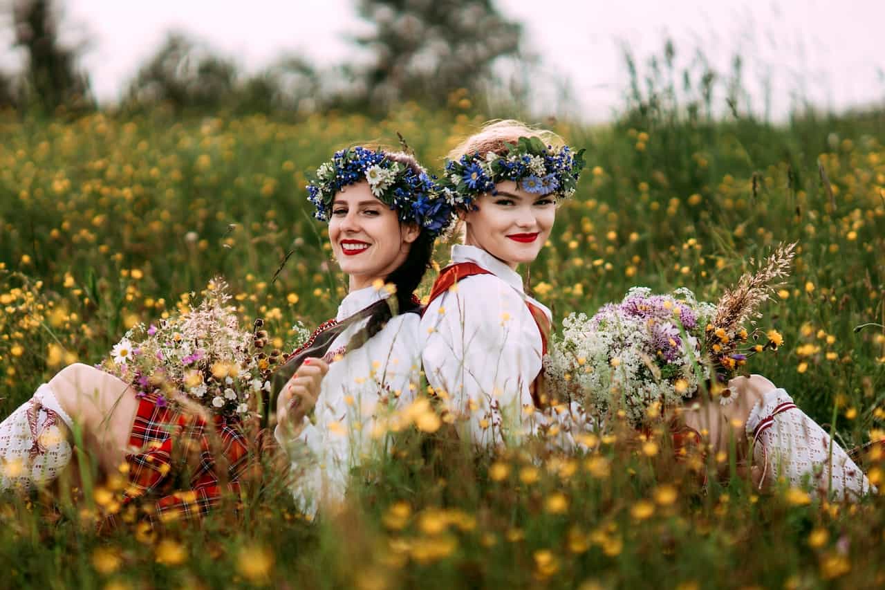 ラトビアの民族衣装を来た女性