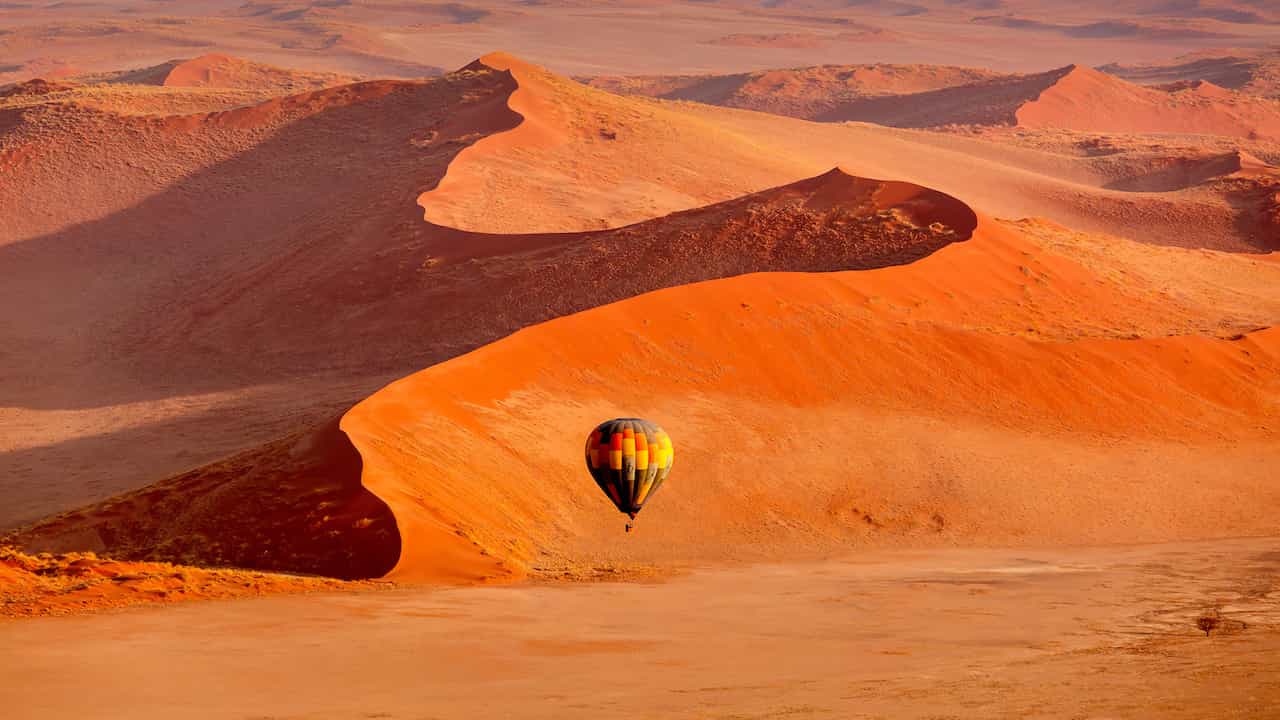 ナミブ砂海を飛ぶ気球