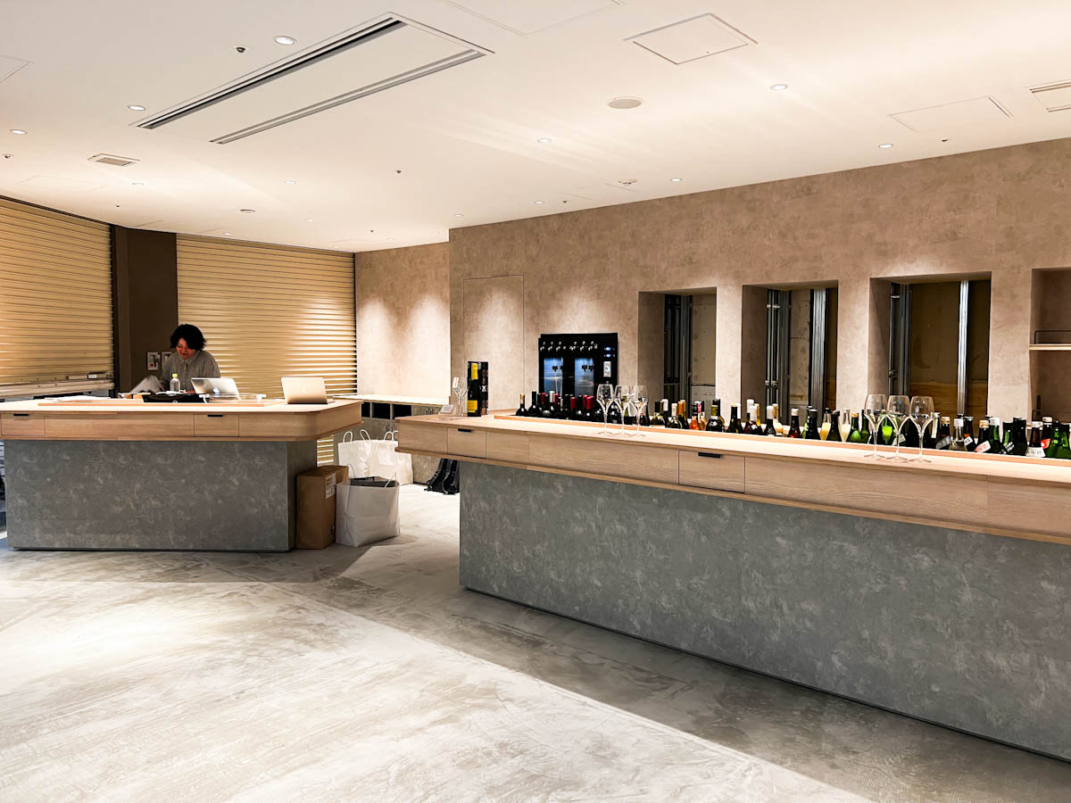 100種の日本酒とワインを時間制で飲み比べられる酒場「サケリスト」