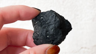 真っ黒な黒ごまを使った石炭クッキー
