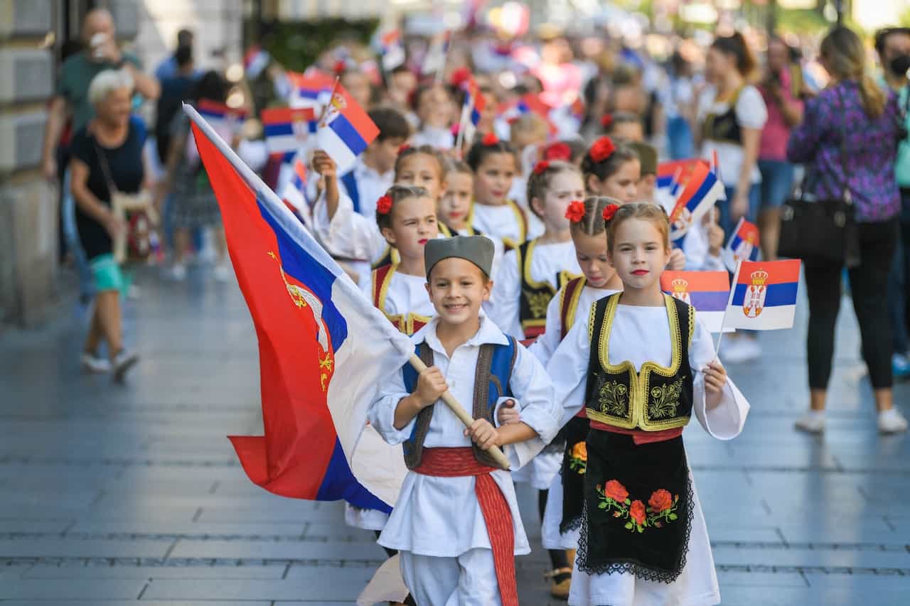 セルビアの民族衣装をきた子どもたち