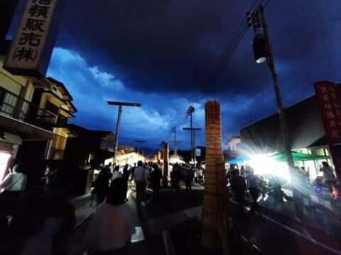 【日本三奇祭】500を超える松明で街が炎に包まれる「吉田の火祭り」に行ってみた | TABIZINE~人生に旅心を~