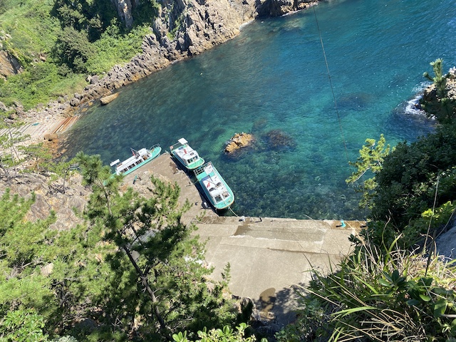 新潟県　佐渡島　尖閣湾揚島遊園　船を見下ろす