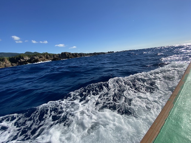 新潟県　佐渡島　尖閣湾揚島遊園　海中透視船出発