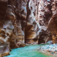 ヨルダン・ワディムジブの峡谷