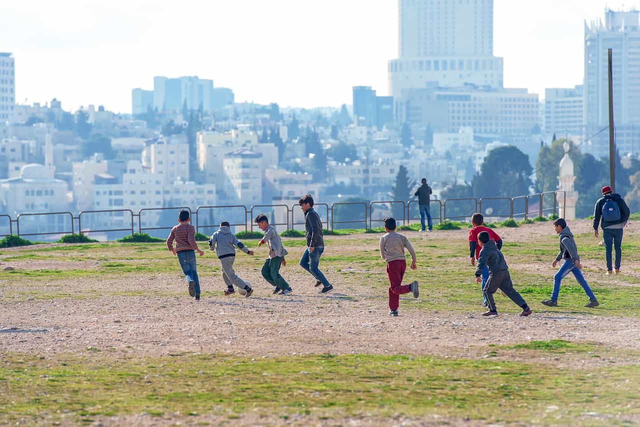 ヨルダン・アンマンでサッカーをする少年たち