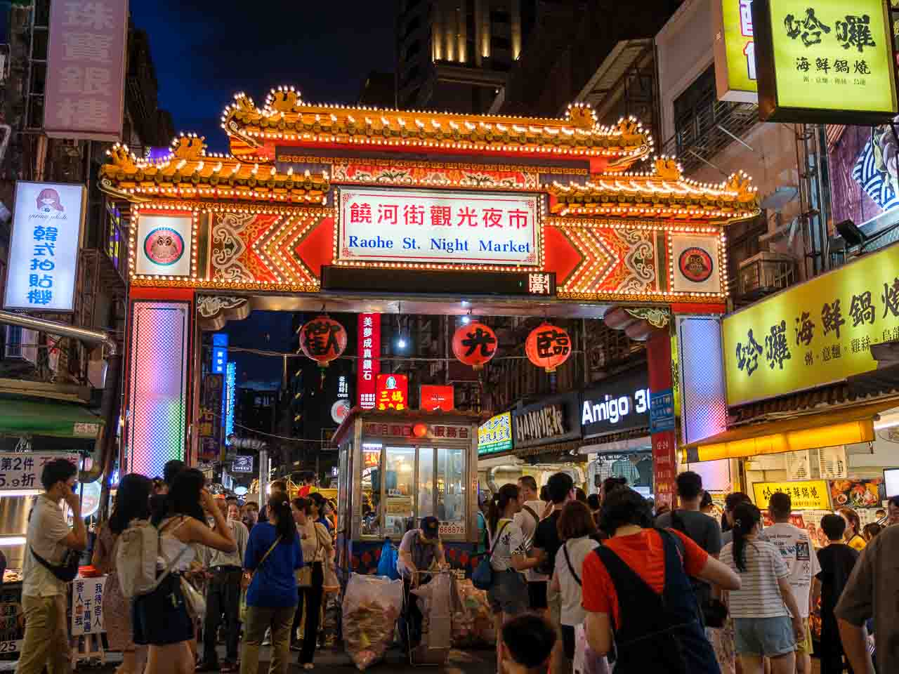 【台湾夜市の世界2023特集】ミシュランにも選ばれた胡椒餅は必食！台北「饒河街観光夜市」