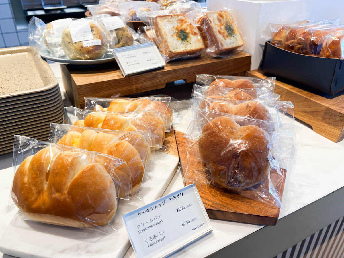 “テラパン”のパンは、「クリームパン」や「くるみパン」のほか、各種サンドイッチなども揃えている