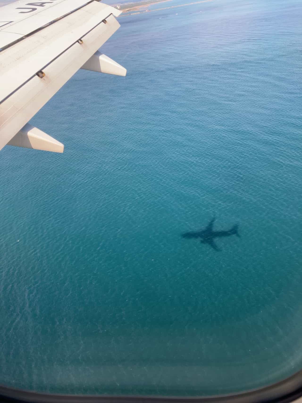 海面に映る航空機の影
