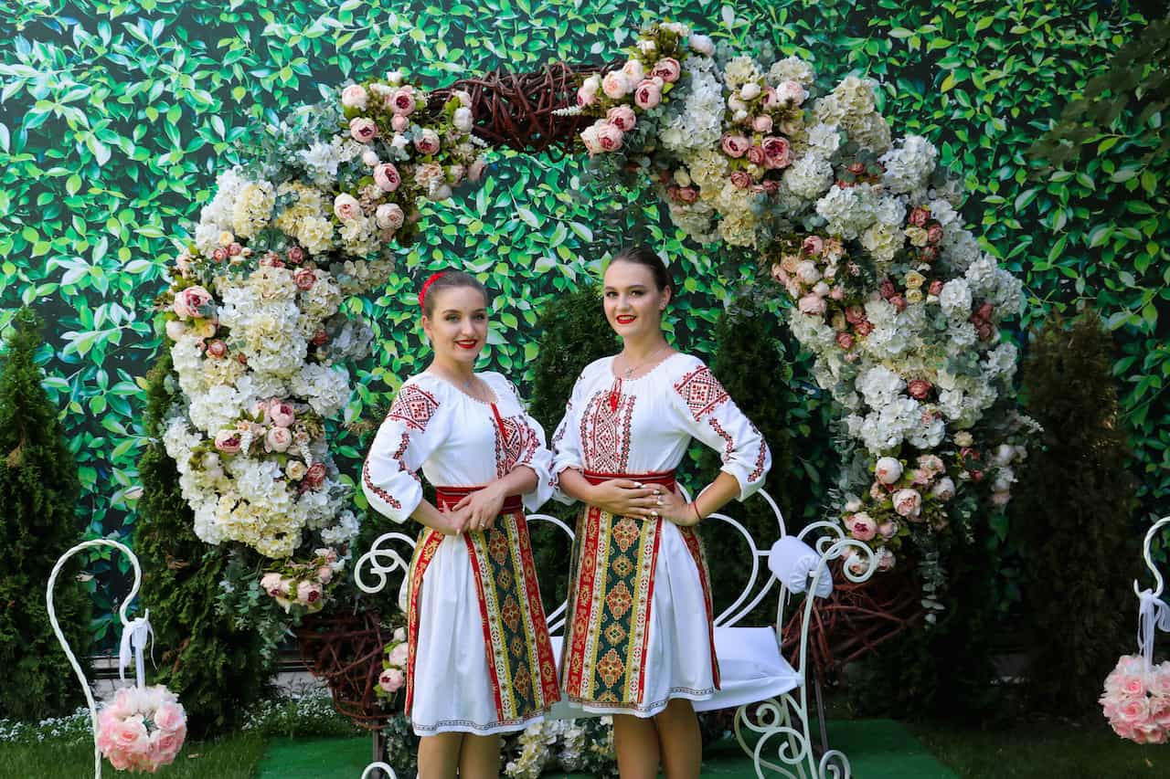 モルドバ共和国の民族衣装を着た女性たち