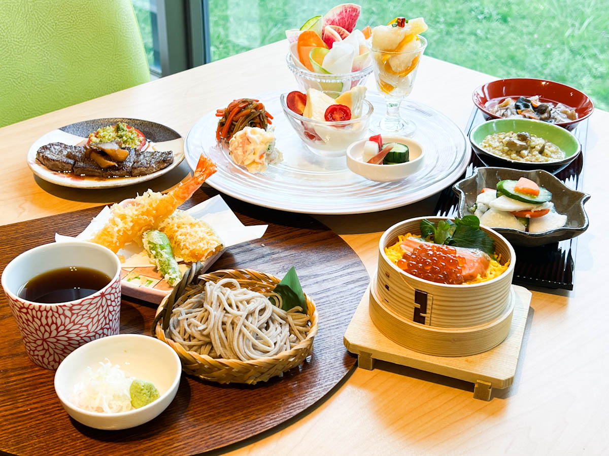 レストラン「kisse・kisse」では、ビュッフェ形式で会津の郷土料理を中心した料理をいただくことが