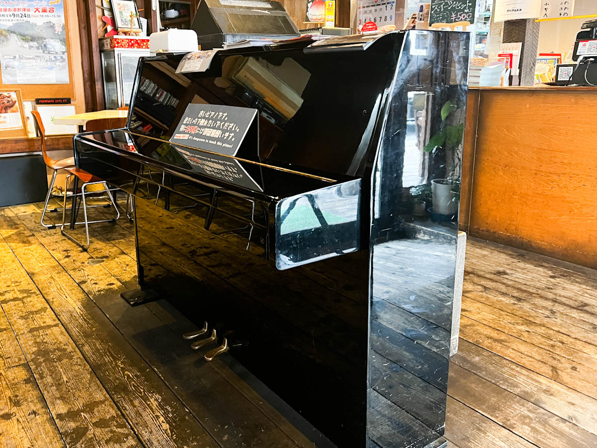 古いピアノもど真ん中に置いてあったり