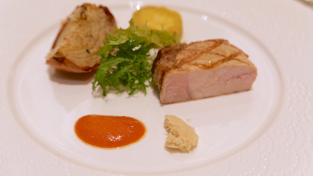OMO5小樽　夕食　肉料理には山わさび、ロメスコソース（赤ピーマンやナッツが入っている）が添えられている　