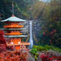熊野那智大社と那智の滝（和歌山県）