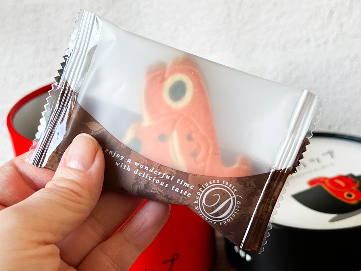 上品な感じのデザインのパッケージに、赤べこのクッキーが1枚ずつ入っています