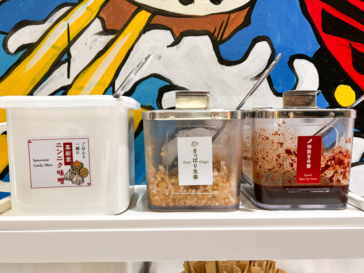 味変用の調味料は、「家系ラーメン 革新家 TOKYO」でもバラエティ豊かに用意