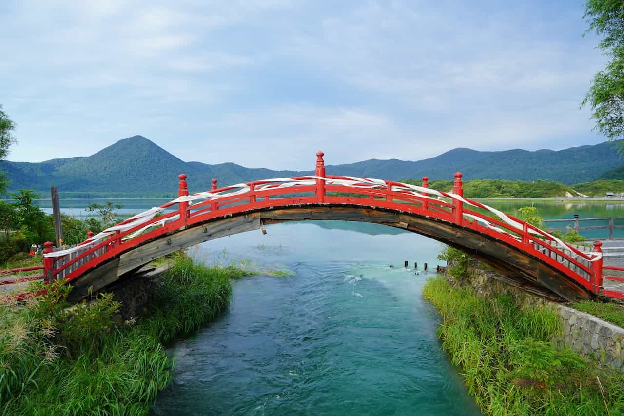 青森県・恐山の太鼓橋