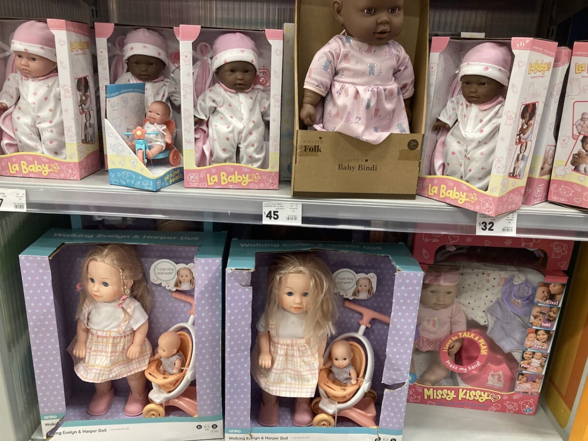 オーストラリア　おもちゃ売り場　白人、黒人、アジア人など様々な人種の人形　多人種国家