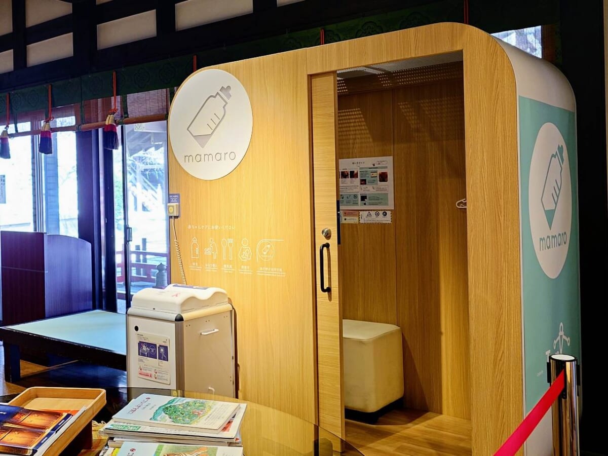 千葉県野田市・「櫻木神社」に設置されている可動式個室ベビーケアルーム「mamaro」