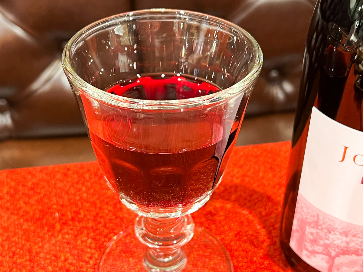 ボリューム感とふくよかさの中にフルーティさを感じるワインに仕上がった赤ワイン