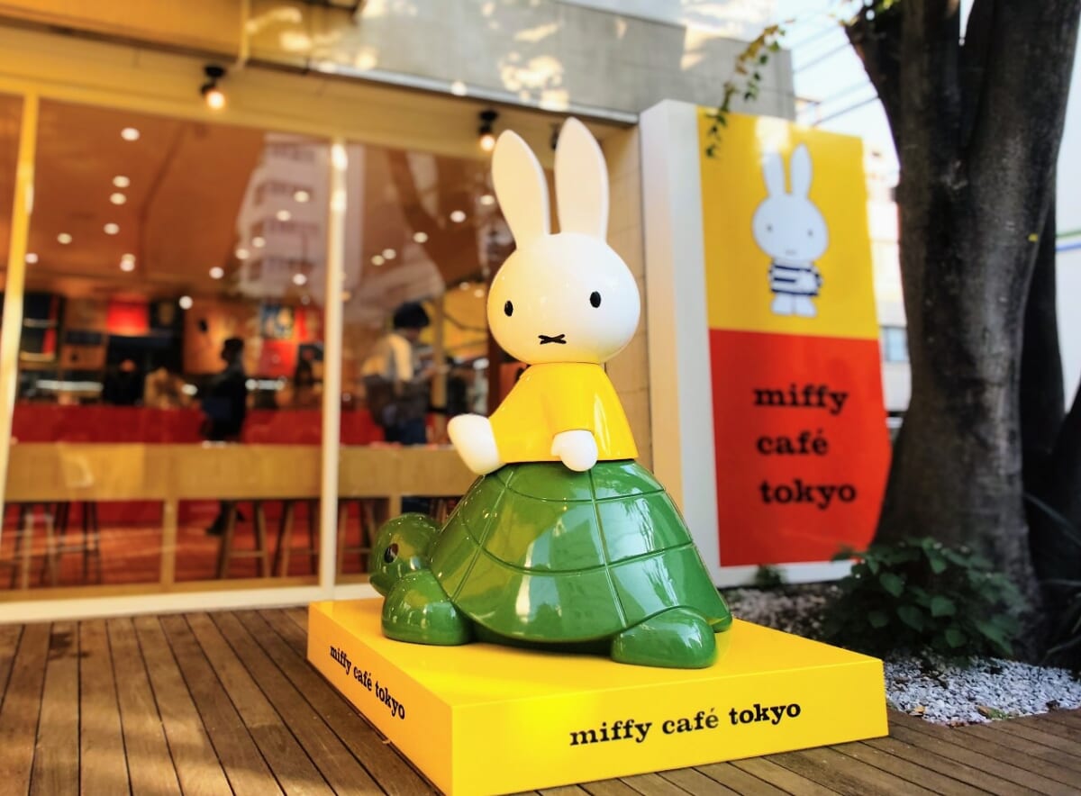 東京都渋谷区・「miffy café tokyo」外観（スタチュー）