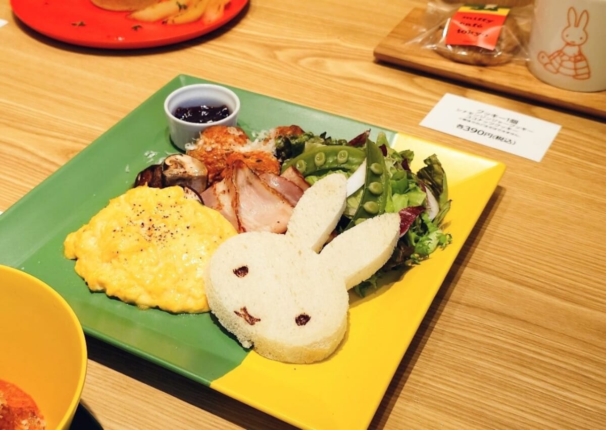 東京都渋谷区・「miffy café tokyo」朝食プレート「スクランブルエッグプレート」
