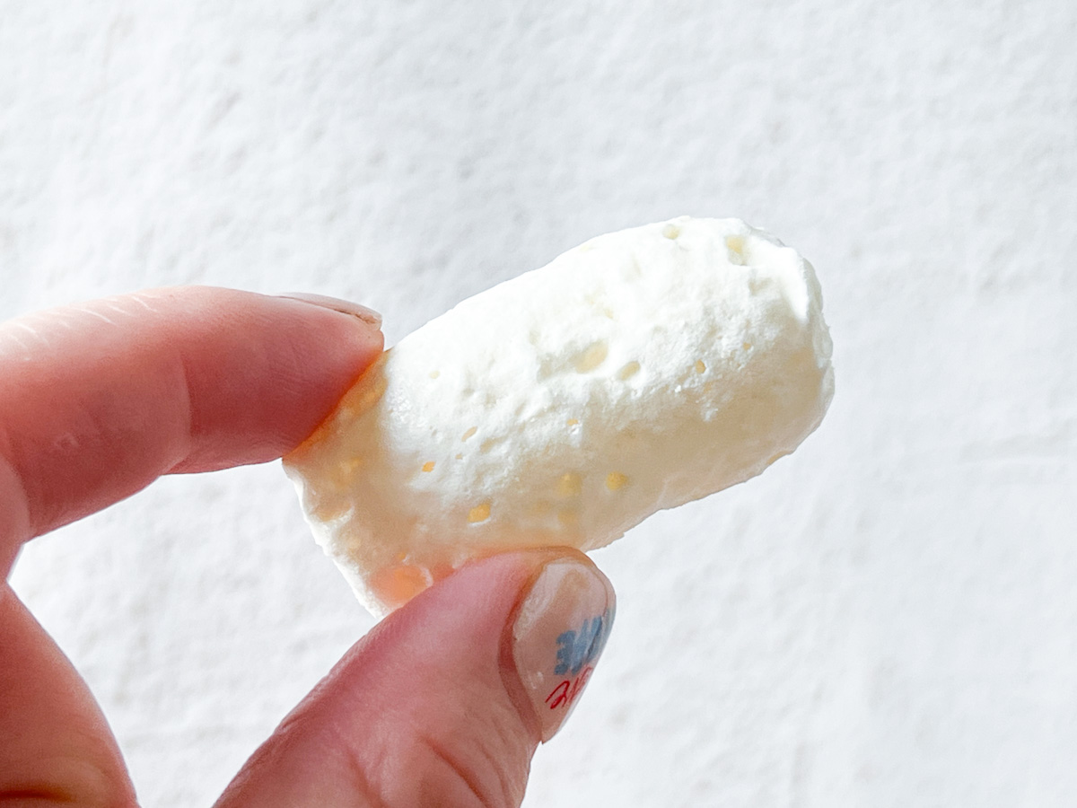 円柱型の真っ白なメレンゲクッキー「ツク」