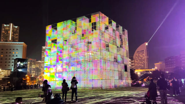 高さ約14mの巨大なキューブを中心とした体験型デジタル・アート