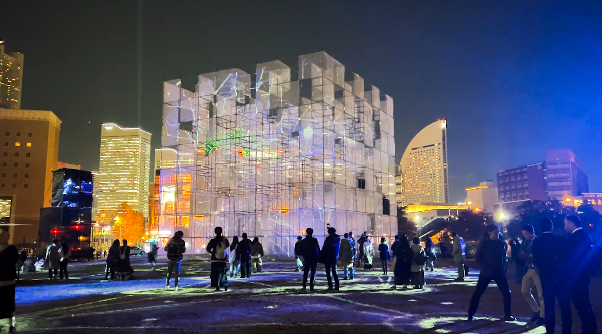 高さ約14mの巨大なキューブを中心とした体験型デジタル・アート