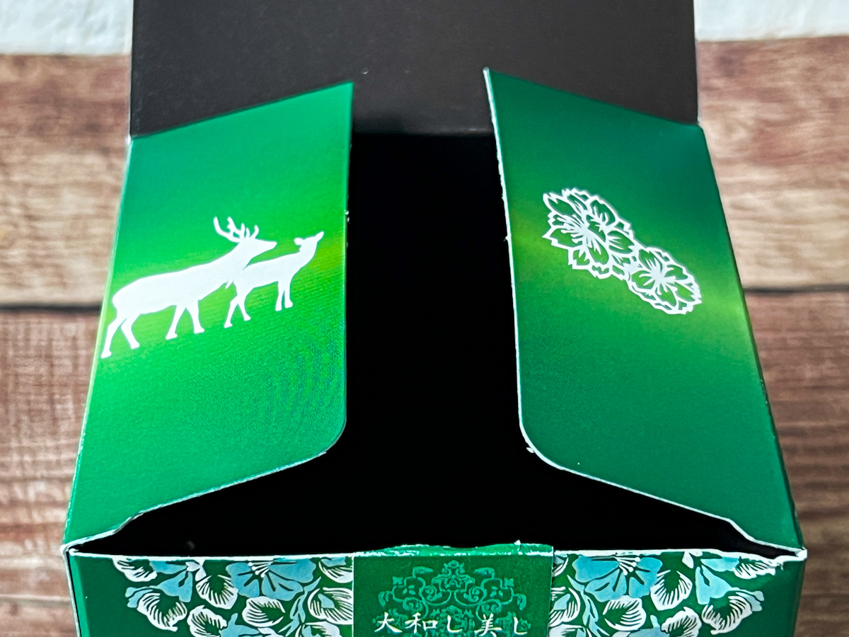 箱の内側には、奈良の鹿のシルエットがデザイン