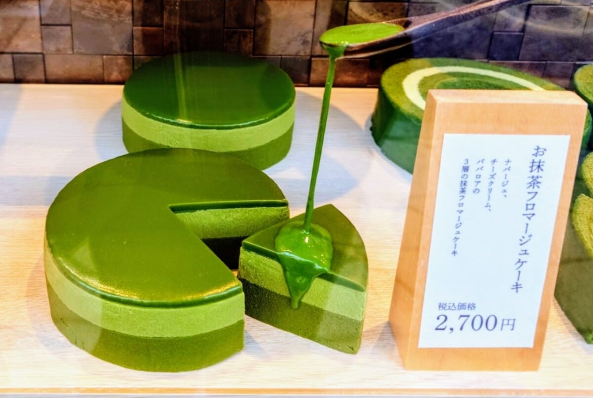 静岡県熱海市・「熱海さとり本店」お抹茶フロマージュケーキ