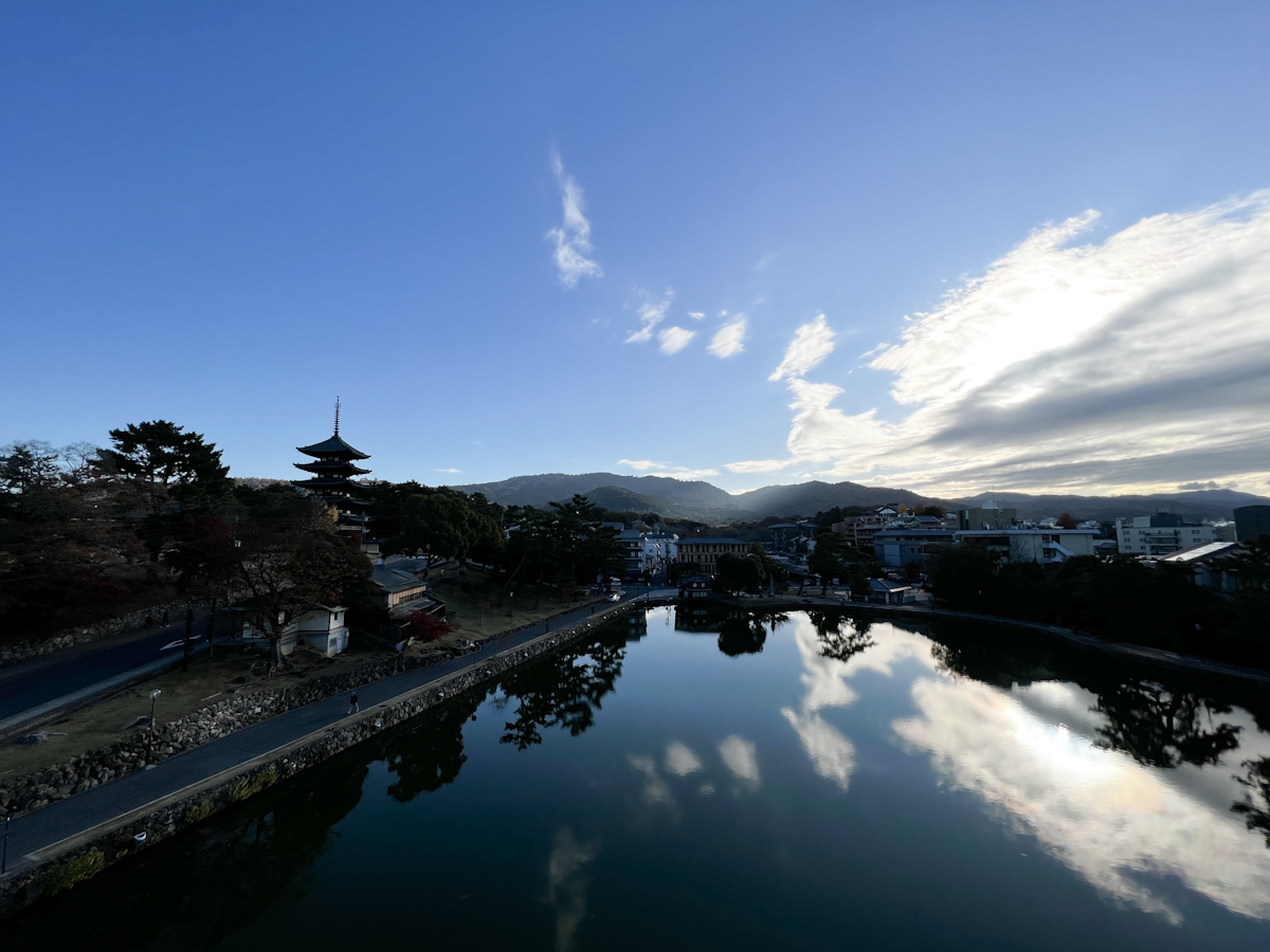 猿沢池は、奈良公園にある周囲360メートルの池で、興福寺の五重塔が見えることで人気の観光スポット