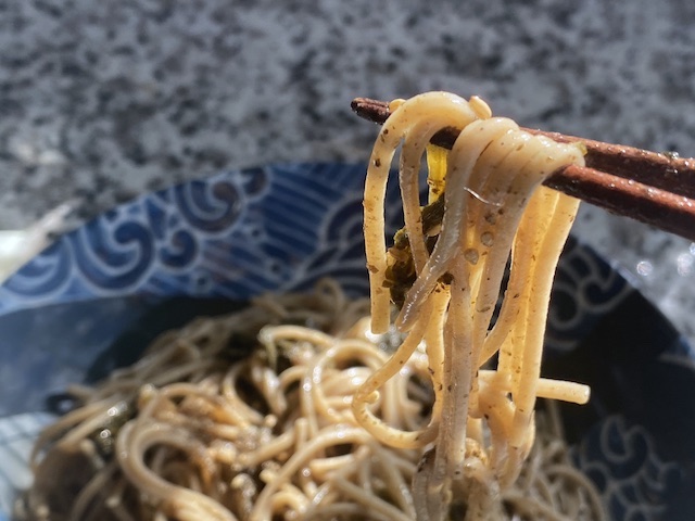 韓国　無印良品　お土産　コンドゥレエゴマ油マッククス 蕎麦冷麺 Buckwheat Noodles with Korean herb Perrilla oil　箸でとる