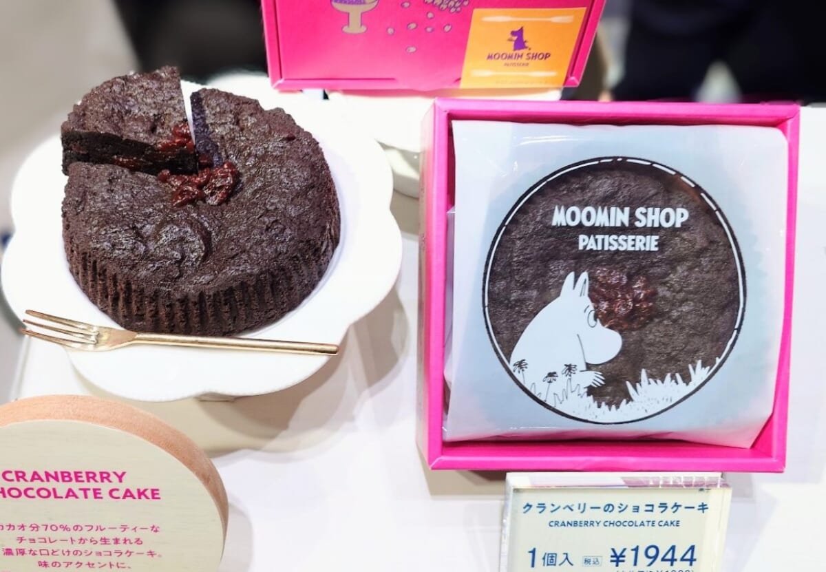 「MOOMIN SHOP PATISSERIE」（東京都千代田区・大丸東京店）、クランベリーのショコラケーキ（ディスプレイ）