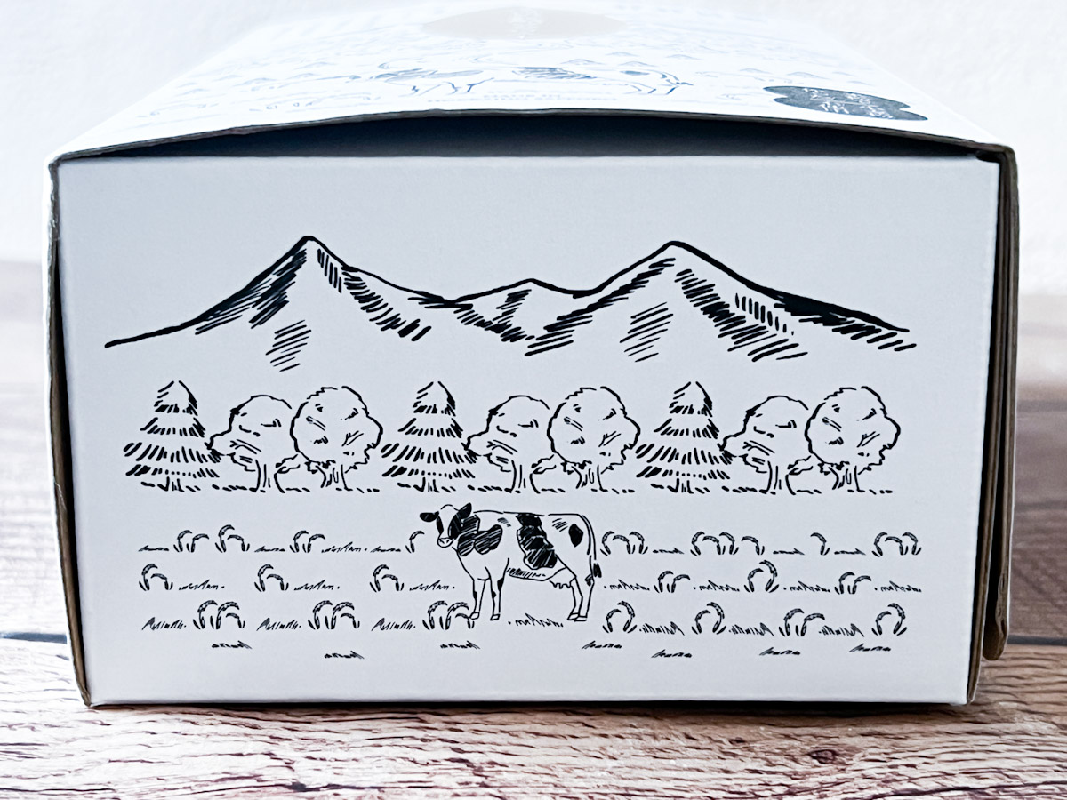 パッケージには北海道の風景を思わせる山々と草原、そして佇む牛のイラストが描かれています