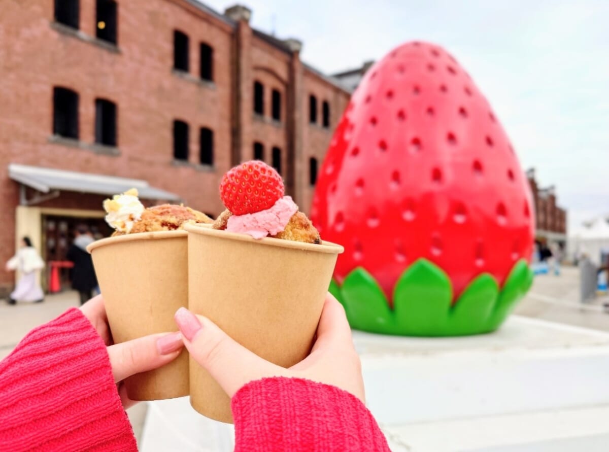 神奈川県横浜市・横浜赤レンガ倉庫「Yokohama Strawberry Festival 2024」真夜中の生ドーナツ（濃厚いちご・きな粉）