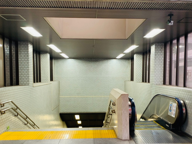 京橋駅直進後の東京駅階段