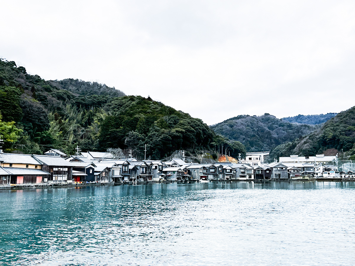 伊根町の代名詞といえば、海沿いギリギリに建てられた舟屋群