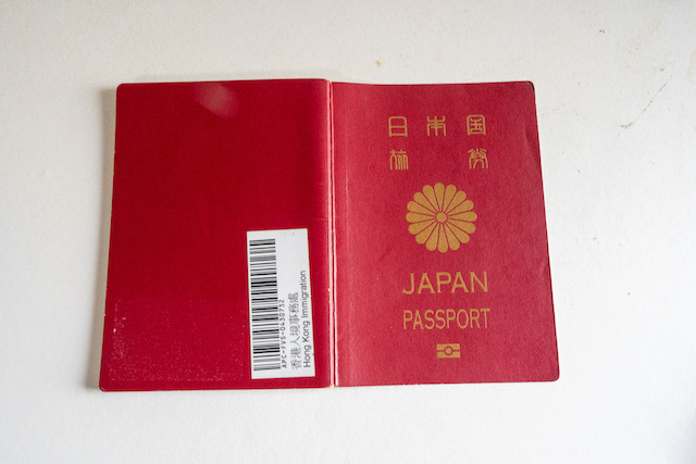 バーコードが貼られたパスポート