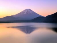 富士山と本栖湖の風景