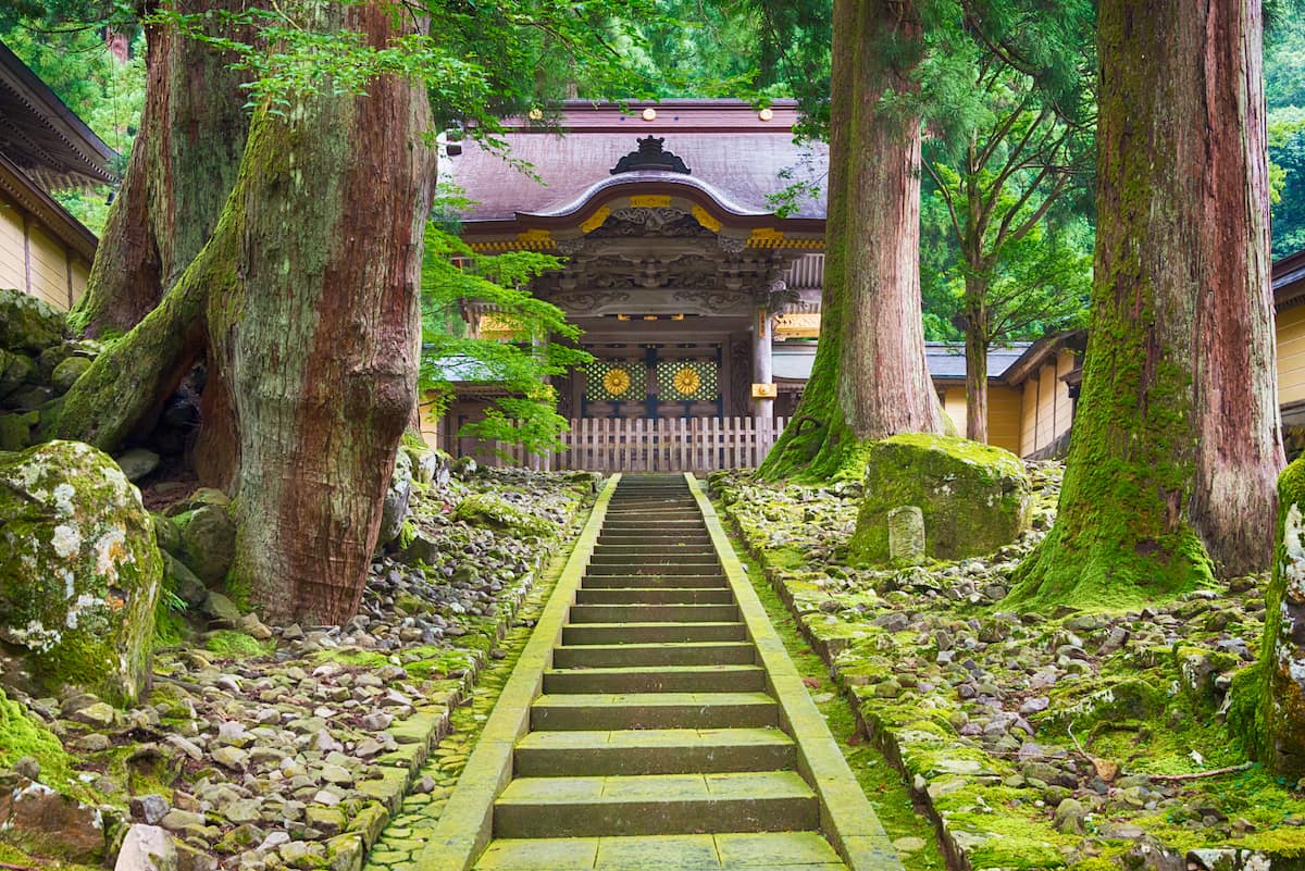 福井県　永平寺　10万坪という広大な敷地内には樹齢700年近くの老杉が林立し、大小70塔の建物