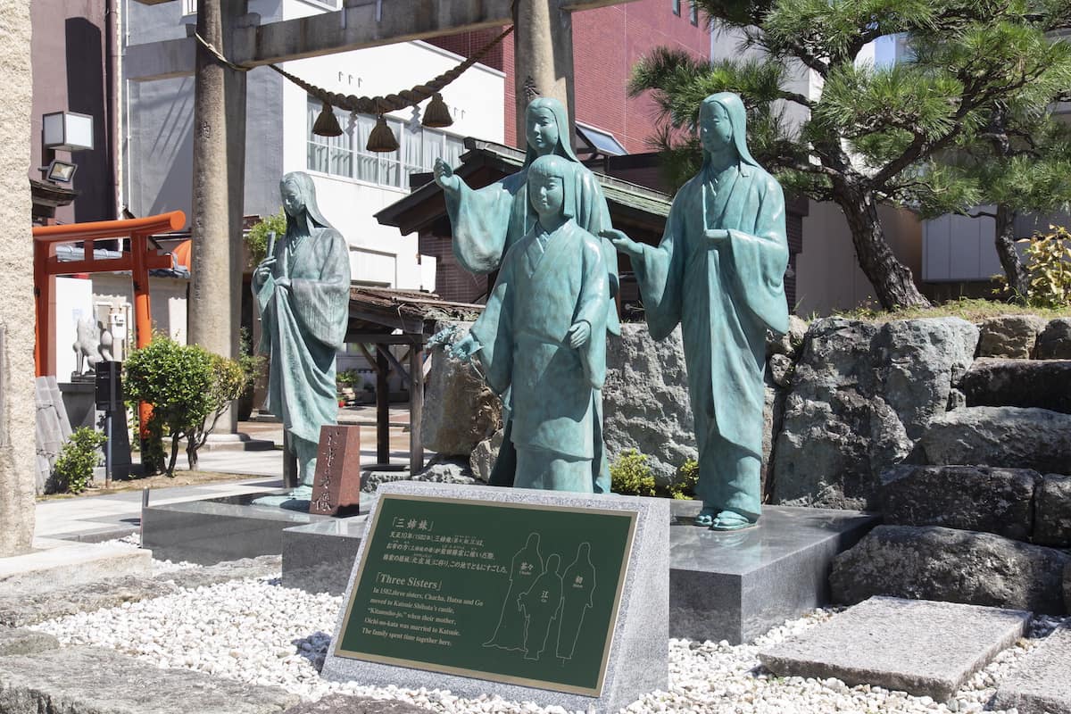 北の庄城址・柴田公園  お市と、その娘の茶々、初、江の三姉妹の像