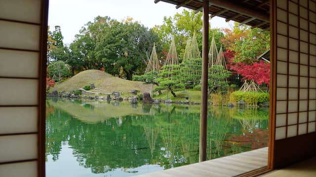 福井県　観光スポット　養浩館庭園　屋内から池を望む