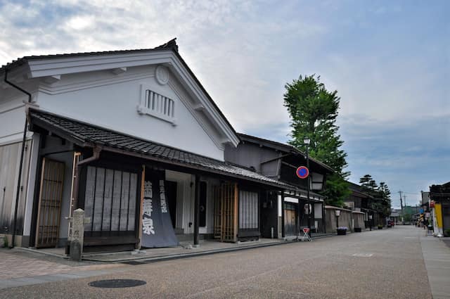 ミシュラン星付きレストランが集まるレトロな街並みが人気の富山市岩瀬地区