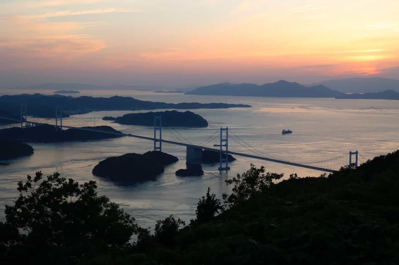 亀老山展望公園から来島海峡大橋を望む眺め