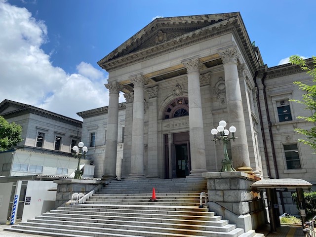 大阪府立中之島図書館の外観。右側から