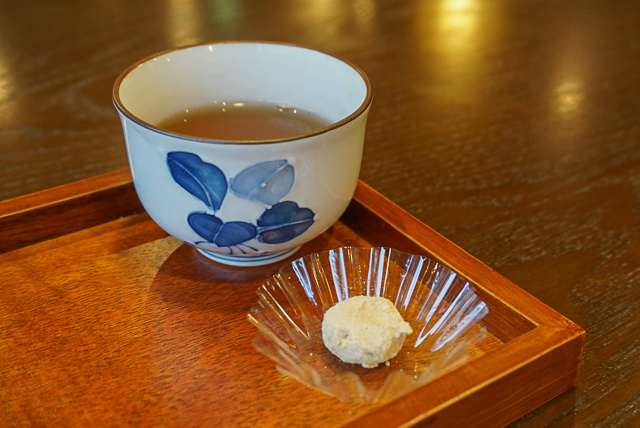 松翁軒　喫茶セヴィリヤ　　サービスのお菓子