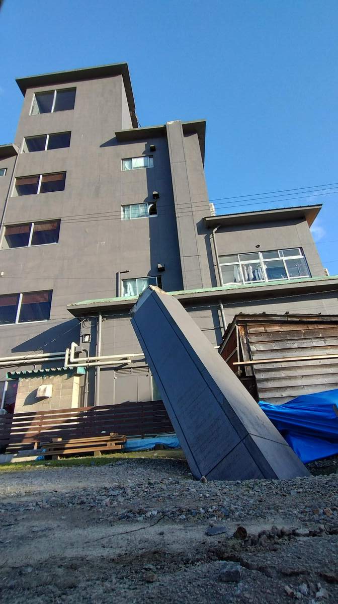 1月2日 和倉温泉にある実家の敷地に隣の旅館の煙突が落ちてきて、地面に突き刺さっていた（写真・コメント：モリモトさん撮影）