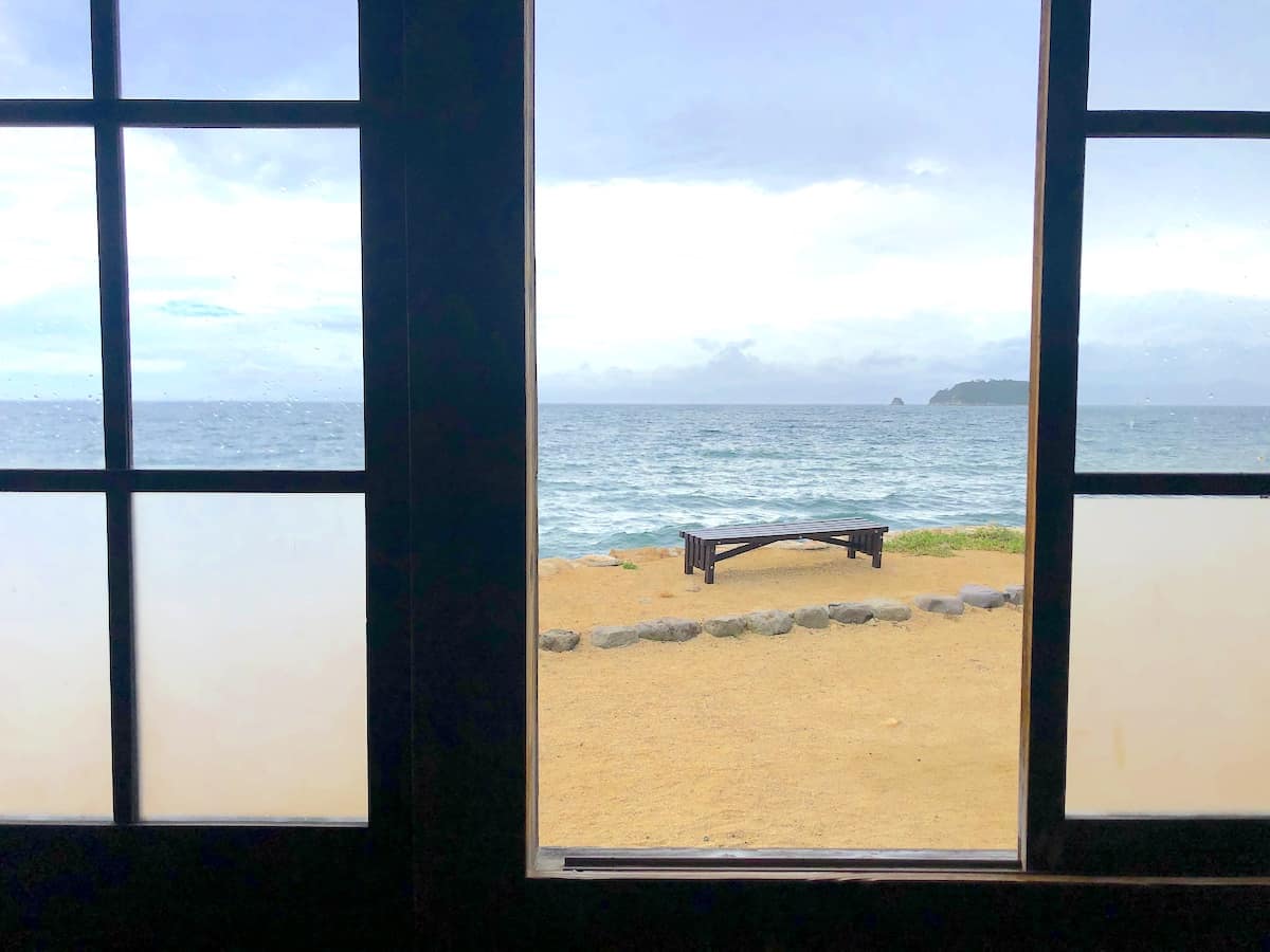香川県　小豆島　二十四の瞳映画村　教室の窓から見る日本海